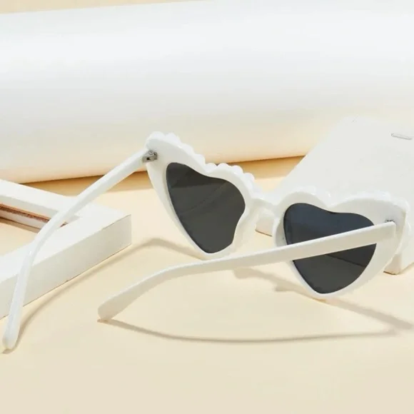 💕White Heart Shaped Pearl Sunglasses - Picture 4 of 5